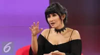 Cut Memey menceritakan masa-masa awal merintis kariernya di dunia hiburan yang penuh lika-liku. 
