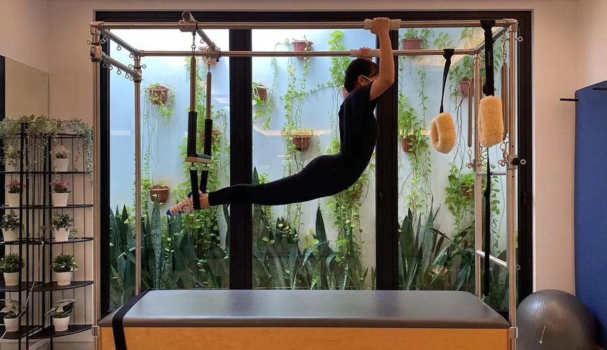 Tak hanya berselancar saja, akan tetapi wanita asal Jepang ini juga cukup aktif melakukan pilates. Beberapa gerakan pilates yang tergolong sulit berhasil dilakukannya. (Liputan6.com/IG/@haruuuu_chan)