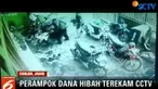 Korban juga sempat mengejar pelaku, namun pelaku langsung lari dengan menggunakan sepeda motor.