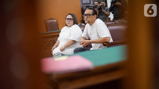 Pelawak yang merupakan terdakwa Tri Retno Prayudati alias Nunung dan suaminya July Jan Sambiran saat menjalani sidang lanjutan kasus penyalahgunaan narkotika dengan agenda pembacaan tuntutan di Pengadilan Negeri Jakarta Selatan, Rabu (13/11/2019). (Liputan6.com/Immanuel Antonius)