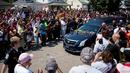 Ribuan orang memberi penghormatan terakhir kepada jenazah Muhammad Ali saat menuju pemakaman Cave Hill di Louisville, Kentucky, AS, (10/6/2016). (AFP/Jim Watson)