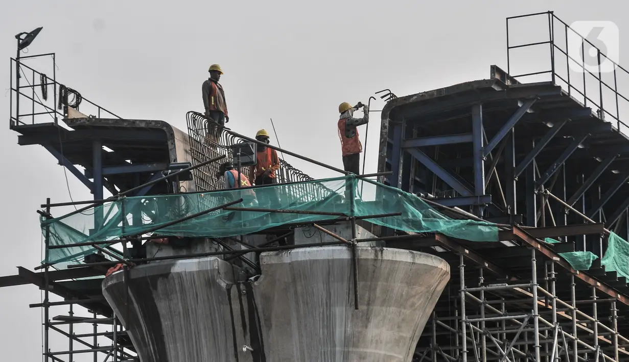 Pekerja beraktivitas menyelesaikan proyek pembangunan Kereta Cepat Jakarta-Bandung (KCJB) di kawasan Halim, Makasar, Jakarta, Rabu (2/6/2021). Stasiun Halim akan menjadi stasiun keberangkatan sekaligus kedatangan KCJB dan berakhir di Stasiun Tegalluar Bandung. (merdeka.com/Iqbal S Nugroho)