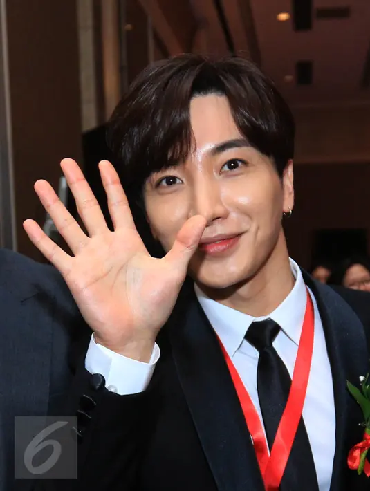 Leeteuk Super Junior menyapa awak media usai menghadiri Indonesia-Korea Business Summit 2017 di Hotel Shangri-La, Jakarta, Selasa (14/3). (Liputan6.com/Herman Zakharia)