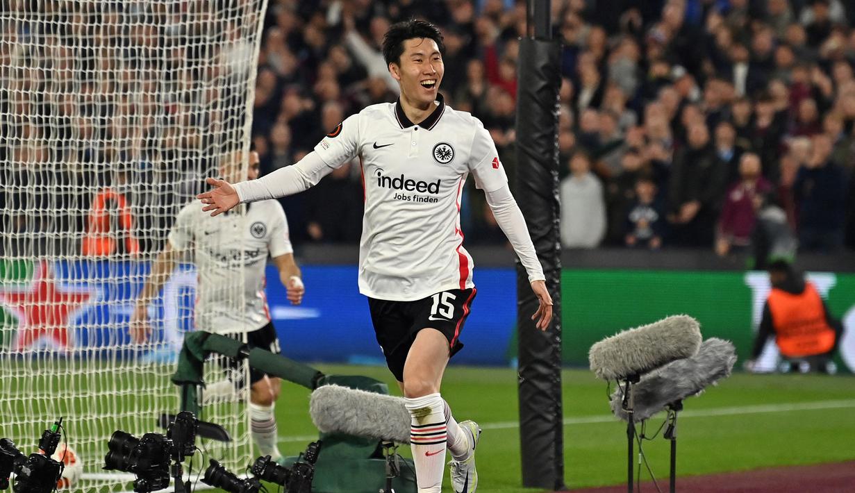 Daichi Kamada. Gelandang serang Jepang berusia 25 tahun yang telah 5 musim memperkuat Eintracht Frankfurt sejak didatangkan dari Sagan Tosu pada awal musim 2017/2018 ini memiliki nilai pasar 22 juta euro atau setara Rp343,4 miliar. Bersama Eintracht Frankfurt ia telah tampil dalam 131 laga di semua ajang dengan torehan 24 gol dan 27 assist. Ia turut membawa Frankfurt merebut gelar Europa League musim 2021/2022. (AFP/Glyn Kirk)