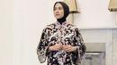 Cocok untuk kondangan, padukan lace dress dengan aksen bunga bordir bersama hijab segi empat warna hitam seperti yang dikenakan aktris Nina Zatulini satu ini. (Instagram/ninazatulini22).