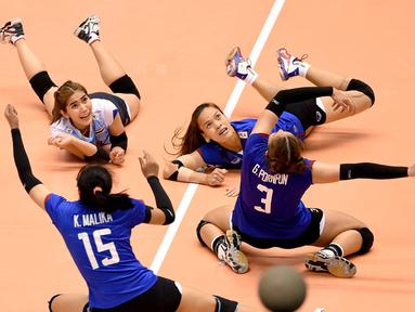 Pemain voli putri Thailand menjatuhkan diri saat berusaha mengembalikan bola pukulan pemain Korea Selatan dalam final kualifikasi Olimpiade Rio 2016 di Tokyo, Jepang, Sabtu (21/5/2016). (AFP/Toru Yamanaka)