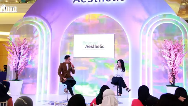Iis Dahlia saat menjadi bintang tamu talkshow Beyond Aesthetic Beauty & Wellness Fair 2023
