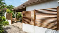9 Ide Pagar Bambu Alami yang Bikin Rumah Terlihat Hangat dan Menawan