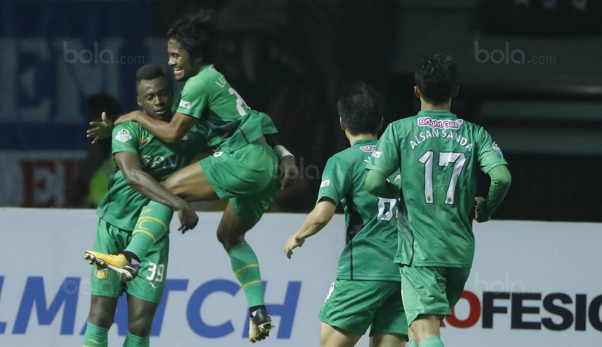 Para pemain Bhayangkara FC merayakan gol yang dicetak Ilham Udin Armaiyn ke gawang Arema FC pada laga Liga 1 di Stadion Patriot, Bekasi, Jumat (4/8/2017). Bhayangkara FC menang 2-1 atas Arema FC. (Bola.com/M Iqbal Ichsan)
