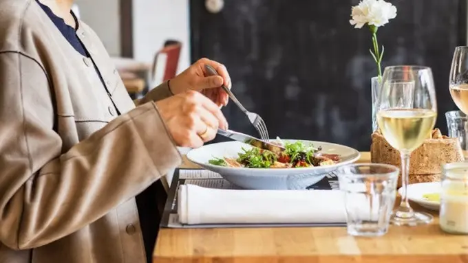 Ilustrasi Makan (Photo by Louis Hansel on Unsplash)