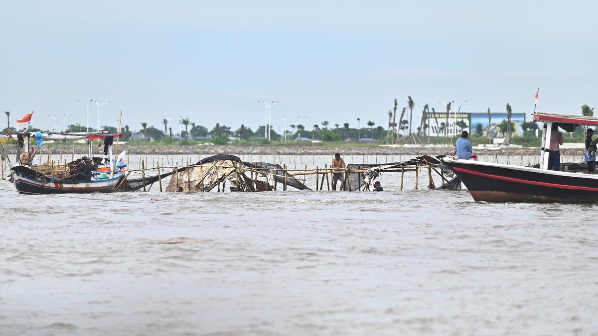 TNI AL dan Warga Bongkar Pagar Laut Tangerang, Ini Kata KKP