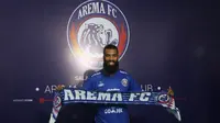 Sylvano Comvalius resmi diperkenalkan sebagai pemain baru Arema FC, Rabu (24/4/2019) malam. (Bola.com/Iwan Setiawan)