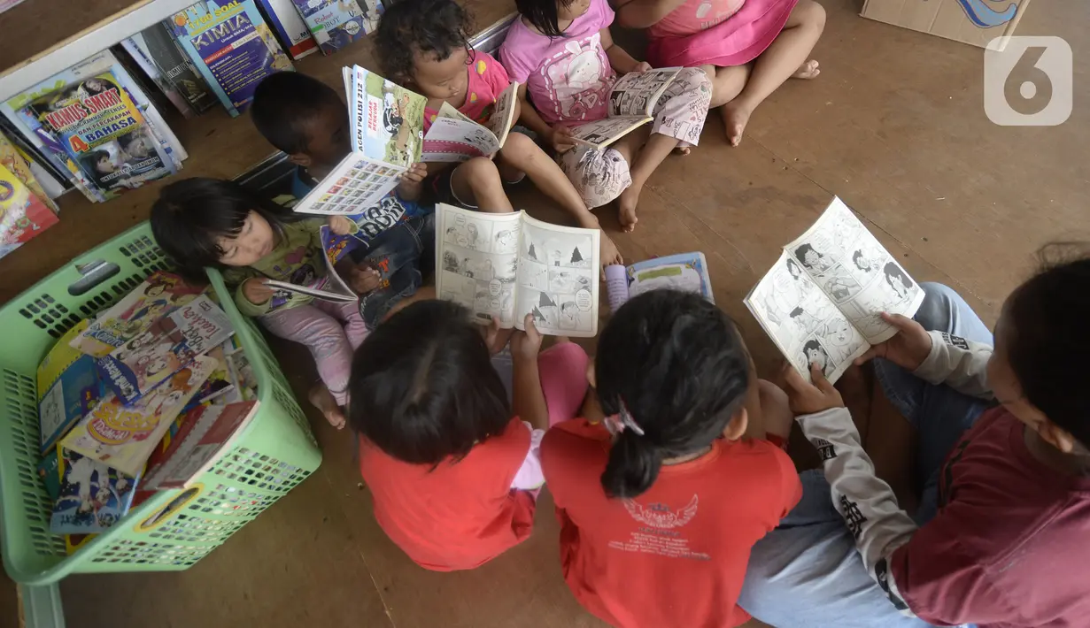 Anak-anak membaca buku di Taman Baca milik Karang Taruna Tunas Karya, Kampung Cibarengkok, Desa Pengasinan, Gunung Sindur, Kabupaten Bogor, Senin (24/8/2020). Taman Baca yang didirikan pada masa pandemi COVID-19 ini untuk hiburan serta meningkatkan pengetahunan anak-anak. (merdeka.com/Dwi Narwoko)