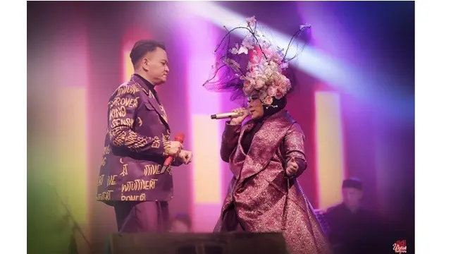 Mengaku Kangen Manggung, Ini 8 Kostum Nyentrik Ala Melly Goeslaw