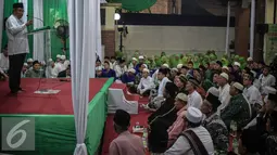 Jamaah menyimak tausiah yang diberikan oleh KH.Said Aqil Siradj saat acara Tahlil Akbar di kantor PBNU, Jakarta, Kamis (24/11). Acara ini bertujuan untuk mendoakan pahlawan nasional dan kedamaian bangsa Indonesia. (Liputan6.com/Faizal Fanani)