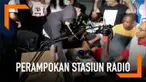 Stasiun radio di Brasil dirampok saat tengah siaran langsung. Perampok berhasil membawa barang-barang berharga dan kabur sebelum polisi tiba.
