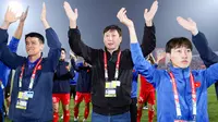 Pelatih Timnas Vietnam,&nbsp;Kim Sang-sik (tengah), setelah kemenangan 2-1 atas Thailand di leg pertama final Piala AFF 2024 di Stadion Viet Tri, Phu Tho (2-1-2025). (Bola.com/VFF)