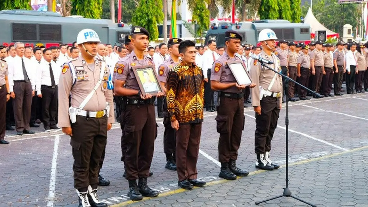 Polisi dipecat dikawal sejumlah Provost untuk diantarkan meninggalkan Mapolda Riau.