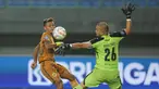 Pemain Bhayangkara FC, Osvaldo Haay, berusaha menjebol gawang kiper Persija Jakarta, Andritany Ardhiyasa, pada laga BRI Liga 1 di Stadion Patriot Candrabhaga, Bekasi, Senin (27/11/2023). (Bola.com/M Iqbal Ichsan)
