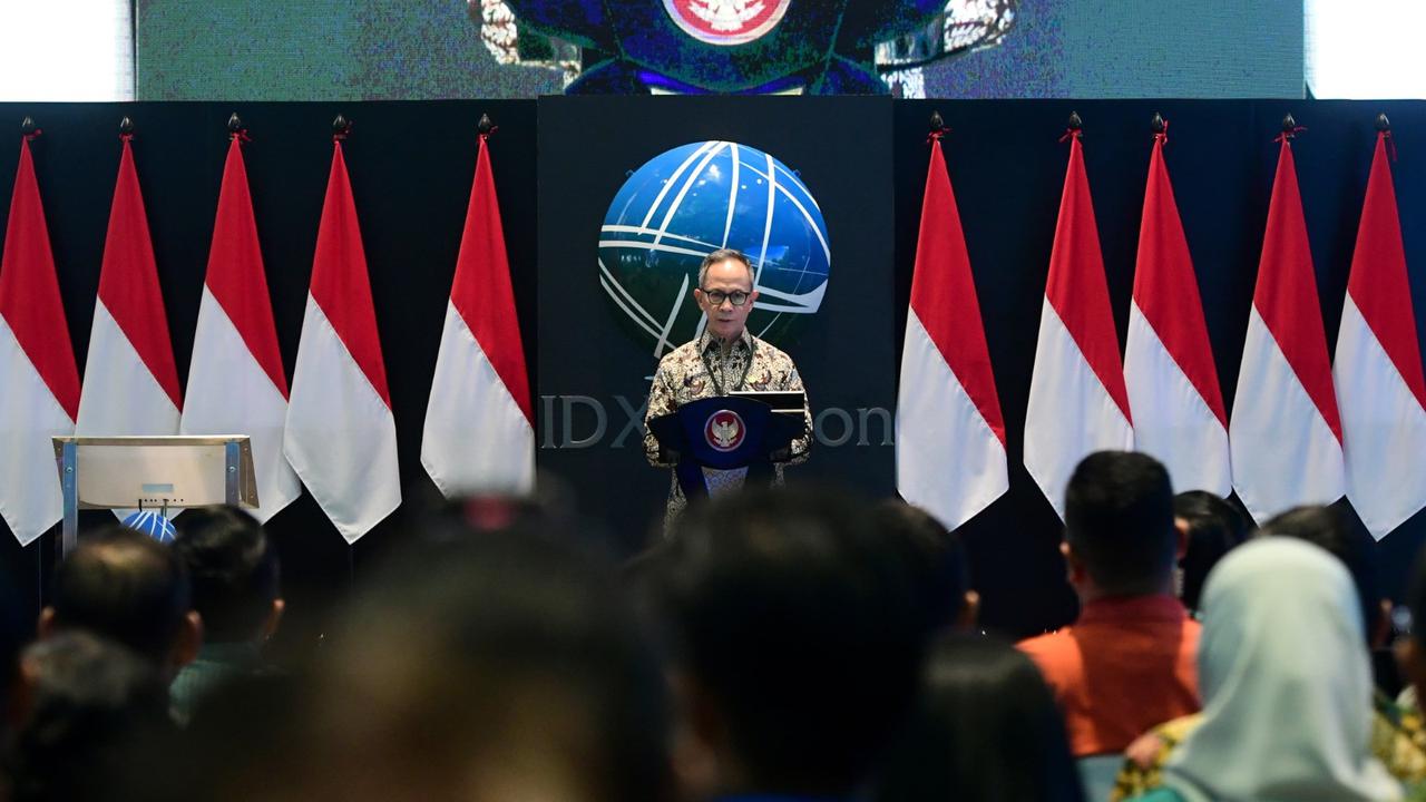 Ketua Dewan Komisioner OJK Mahendra Siregar pada pembukaan bursa karbon (IDX Carbon), Selasa (26/9/2023). (Foto: BEI)