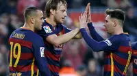 Para pemain Barcelona melakukan selebrasi setelah Ivan Rakitic mencetak gol ke gawang Deportivo La Coruna, Sabtu (12/12/2015)  malam WIB. (Reuters/Carl Recine)