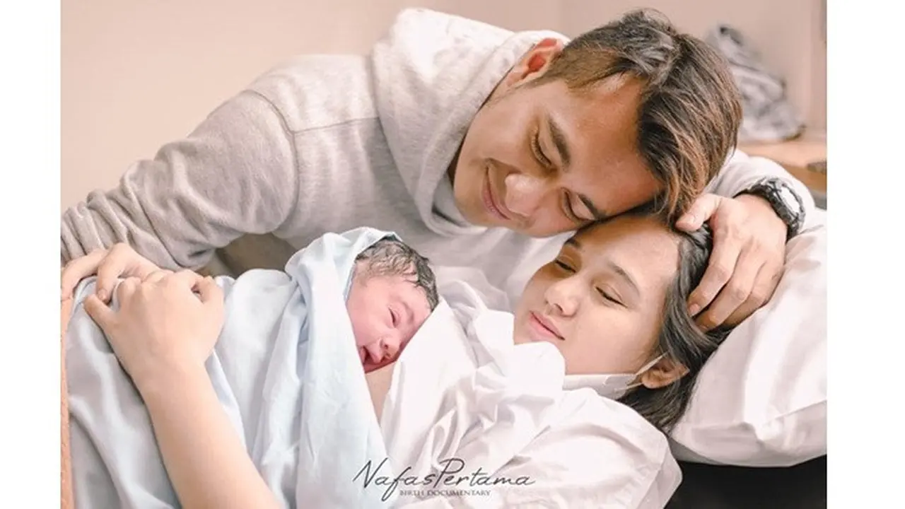 Eza Gionino dan Istri Dikaruniai Anak Kedua, Ini 7 Potret Perjalanan Kehamilannya
