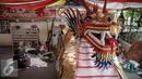 Sebuah hiasan mobi Naga disiapkan di Vihara Saddhapala, Jakarta, Jumat (22/4/2016). Persiapan tersebut dilakukan untuk Pindapata Gema Waisak 2560 BE pada tanggal 24 April di Kota Tua. (Liputan6.com/Faizal Fanani)