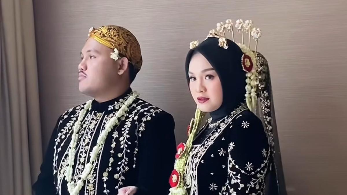 6 Potret Pesona Penyanyi Salma Salsabil saat Menikah dengan Dimansyah, Anggun Dibalut Kebaya Panjang Hitam Velvet Bisa Jadi Inspirasi