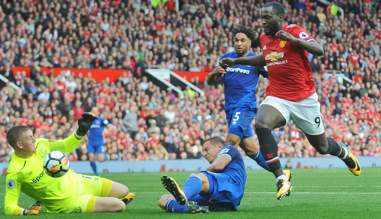Penyerang Manchester United, Romelu Lukaku mencoba melakukan tendangan ke gawang Everton pada laga pekan kelima Liga Inggris 2017/2018 di Stadion Old Trafford, Minggu (17/9). Setan Merah meraih kemenangan dengan skor nyaman 4-0. (AP Photo/Rui Vieira)