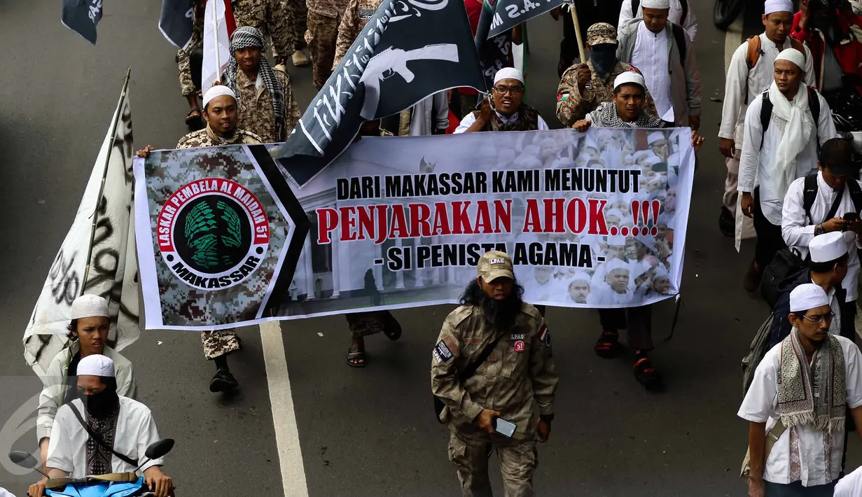Massa ormas Islam dari berbagai titik mulai bergerak menuju Masjid Istiqlal, Jakarta Pusat, yang dijadikan titik kumpul, Jumat (4/11). Sambil berjalan, mereka bershalawat dan membawa atribut, seperti bendera dan poster. (Liputan6.com/Faizal Fanani)