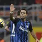 Striker Inter Milan, Eder, merayakan gol yang dicetaknya ke gawang Torino pada laga Serie A Italia di Stadion San Siro, Milan, Minggu (5/11/2017). Kedua klub bermain imbang 1-1. (AP/Luca Bruno)