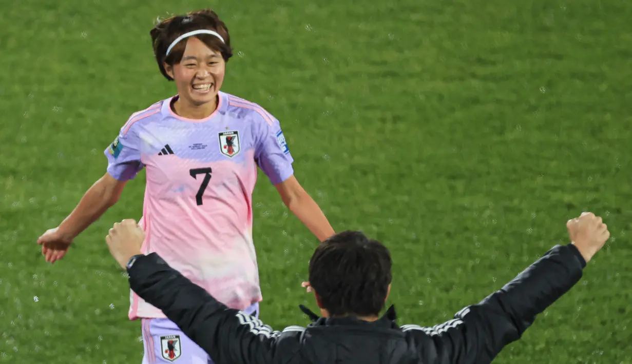 Pemain Jepang, Hinata Miyazawa (kiri) melakukan selebrasi bersama pelatih kepala Futoshi Ikeda setelah mencetak gol ketiga timnya ke gawang Norwegia pada laga 16 besar Piala Dunia Wanita 2023 di Wellington Regional Stadium, Wellington, Selandia Baru, Sabtu (05/08/2023). (AFP/Grant Down)
