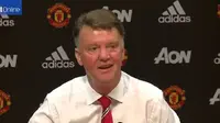 Louis van Gaal berkelakar di depan jurnalis usai MU vs Tottenham (Daily Mail)