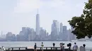 Sejumlah pengunjung melakukan tur ke Pulau Liberty di New York,  AS (20/7/2020). New York City memasuki fase empat pembukaan dengan tidak mengizinkan kegiatan dalam ruang tertutup di tengah kekhawatiran pejabat setempat terkait kemungkinan gelombang kedua infeksi coronavirus. (Xinhua/Wang Ying)