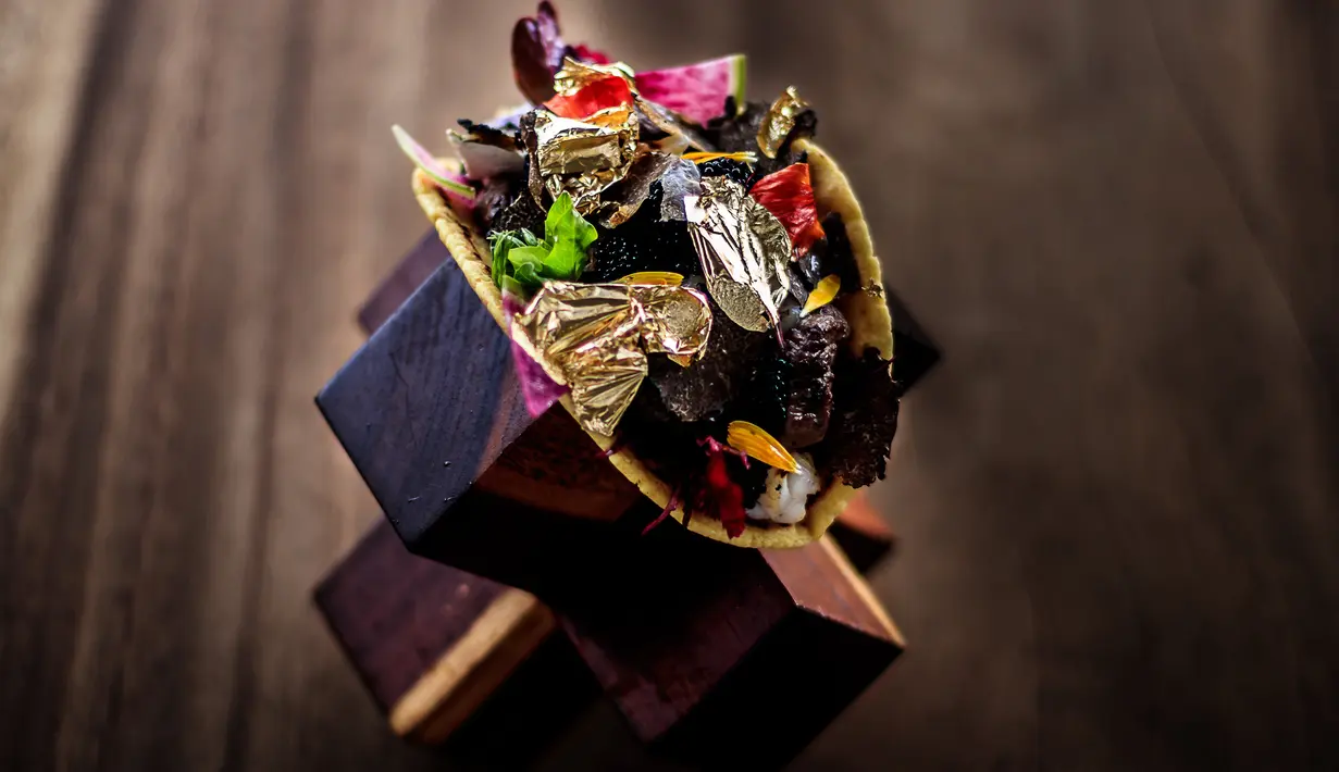 Taco hasil racikan restoran Frida di sebuah resor di Baja Peninsula, Meksiko, 7 Maret 2017. Taco seharga US$25 ribu atau setara dengan dengan Rp334 juta tersebut menjadikan menu ini sebagai taco termahal di dunia saat ini. (HO/GRAND VELAS LOS CABOS/AFP)