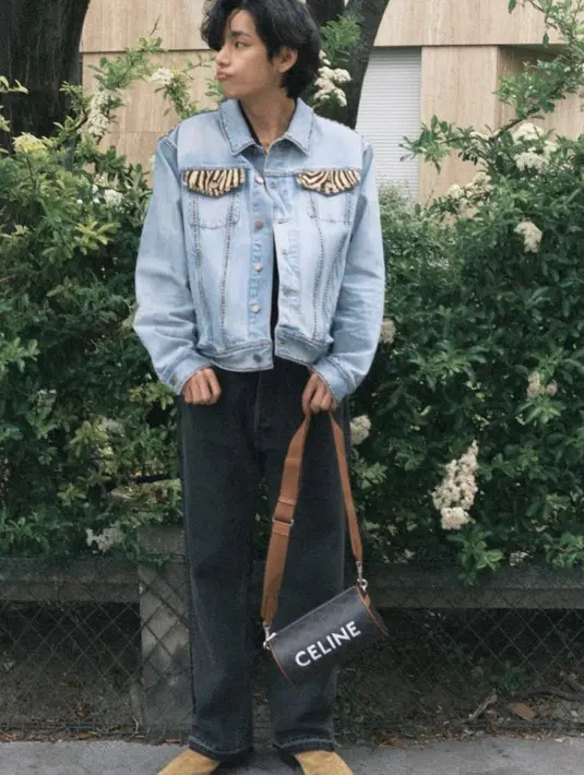 Atasan tersebut pun dipadukan dengan wesley jeans in charcoal wash denim seharga Rp19 jutaan. Membuat gaya denim on denim semakin memukau.  Credit: Celine