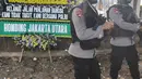 Dua Polisi Brimob berjaga di depan karangan bunga pasca kerusuhan napi teroris di Rutan Cabang Salemba Mako Brimob Kelapa Dua, Depok Kamis (10/5). (Merdeka.com/Arie Basuki)