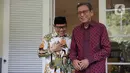 Cak Imin yang berbatik putih dengan corak tokoh pewayangan langsung disambut oleh Boediono yang mengenakan batik merah. (Liputan6.com/Faizal Fanani)