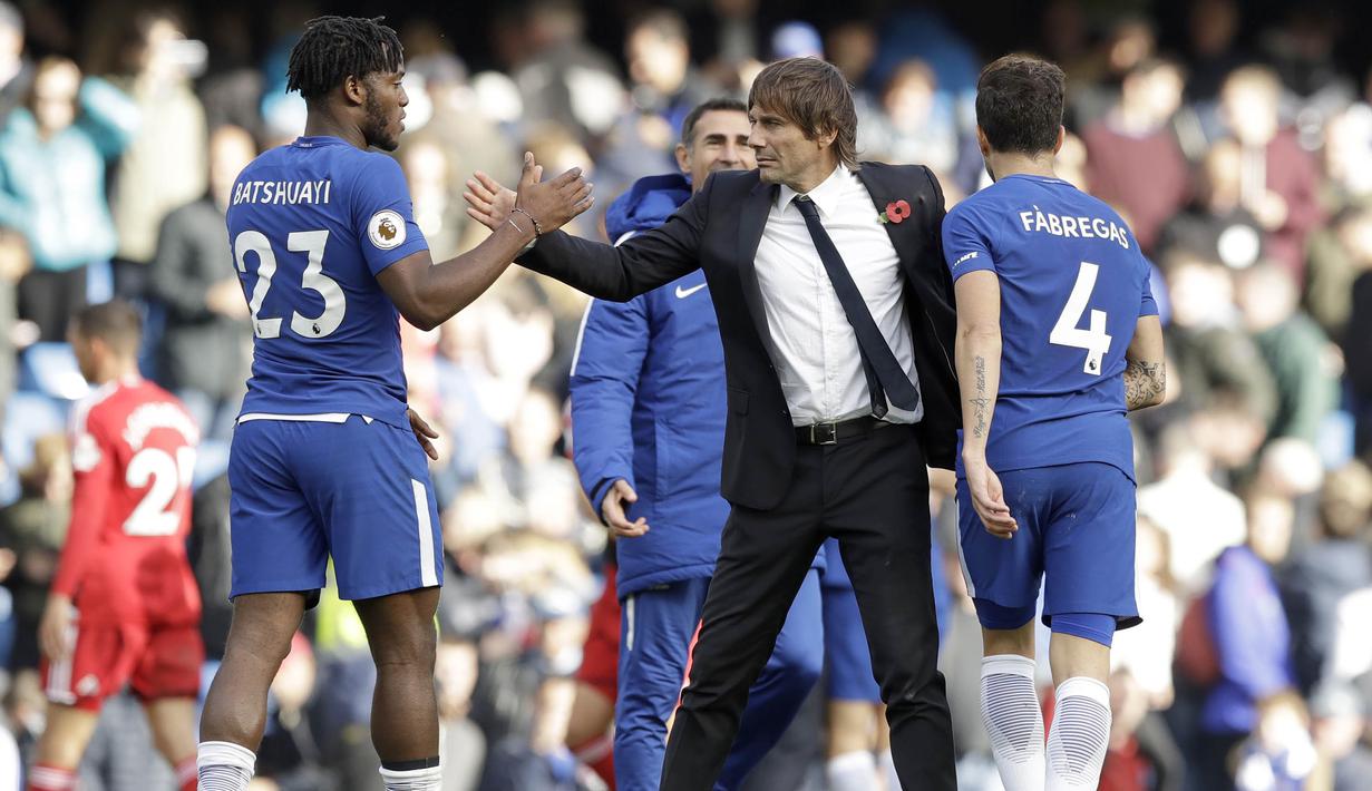 Pelatih Chelsea, Antonio Conte, menyalami Michy Batshuayi usai mengalahkan Watford pada laga Premier League di Stadion Stamford Bridge, London, Sabtu (21/10/2017). Chelsea menang 4-2 atas Watford. (AP/Matt Dunham)