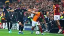 Pemain Bayern Munchen Harry Kane (tengah kiri) berebut bola dengan pemain Galatasaray Tete (tengah kanan) pada pertandingan sepak bola Grup A Liga Champions. (AP Photo/Emre Otkay)