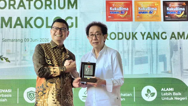 Kepala BPOM Prof. dr. Taruna Ikrar, M.Biomed., MD., Ph.D. bersama Direktur Utama Sido Muncul Dr. (H.C.) Irwan Hidayat.