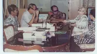 K'tut Tantri berbincang dengan mantan Kapolri Hoegeng dan istri, serta Haji Masagung, pemilik penerbitan yang pernah mengedarkan bukunya dalam bahasa Indonesia (Arsip Perpustakaan Nasional Republik Indonesia/National Geographic)