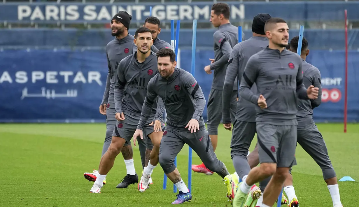 Sejumlah pemain Paris Saint-Germain (PSG) termasuk megabintang Lionel Messi melakukan latihan jelang laga akbar melawan Manchester City pada laga Liga Champions. (AP/Michel Euler)