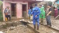 Sejumlah orang memeriksa kondisi pasca banjir bandang Garut di kawasan Cimacan, Desa Jayaraga, Kecamatan Tarogong Kidul, Sabtu (16/7/2022). Saat ini mayoritas korban terdampak banjir di blok Cimacan membutuhkan pakaian ganti dan selimut penghangat buat warga. (Liputan6.com/Jayadi Supriadin)