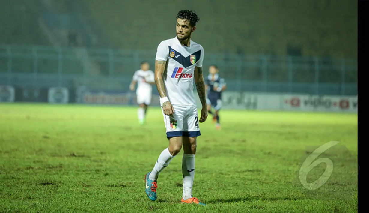 Ekspresi Bek Mitra Kukar, Diego Michels usai bertanding kontra Persela Lamongan di Laga SCM Cup 2015. Stadion Kanjuruhan, Malang, Kamis (22/1/2015). (Liputan6.com/Faizal Fanani)