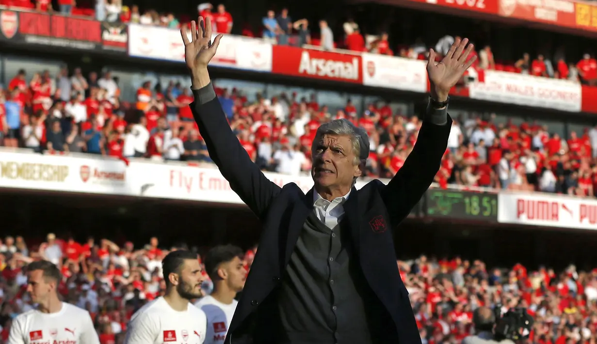 Pelatih Arsenal, Arsene Wenger, menyapa suporter saat perpisahan di Stadion Emirates (6/5/2018). Selama 22 tahun membesut Arsenal, Wenger telah mempersembahkan 17 gelar dan 704 Kemenangan. (AFP/Ian Kington)