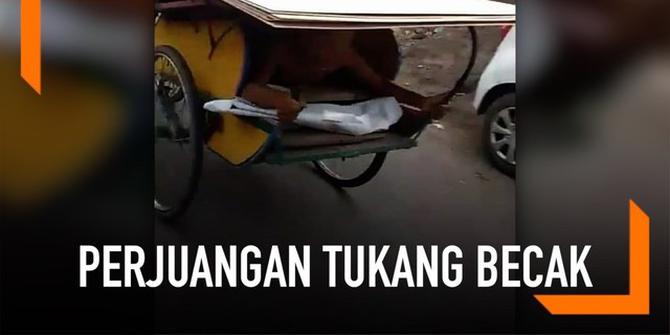 VIDEO: Perjuangan Tukang Becak Bawa Triplek Sambil Tengkurap
