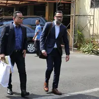 Jeremy Thomas yang ditemui di Propam Mabes Polri, Jalan Trunojoyo, Jakarta Selatan, Senin (17/7/2017) menceritakan kronologis yang terjadi pada anaknya dan melakukan laporan tas kejadian tersebut. (Adrian Putra/Bintang.com)