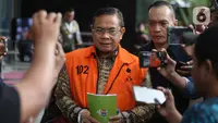 Tidak hanya itu, Sudewo juga ditetapkan sebagai tersangka dugaan suap terkait penerimaan aliran dana dalam proyek pembangunan dan pemeliharaan jalur kereta api di Direktorat Jenderal Perkeretaapian Kementerian Perhubungan. Tampak dalam foto, Bupati Pati nonaktif, Sudewo, berjalan menuju mobil tahanan usai menjalani pemeriksaan di Gedung Merah Putih Komisi Pemberantasan Korupsi (KPK), Jakarta, Kamis (12/2/2026). (Liputan6.com/Helmi Fithriansyah)