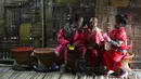 Anak-anak bermain di hari terakhir Festival Tawang di perbatasan Indo-China, utara timur negara bagian Arunachal Pradesh, India (23/10). Festival ini menampilkan sejumlah budaya dan tradisi masyarakat setempat. (AFP/ Tauseef Mustafa)